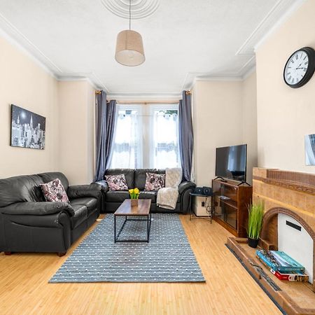 Homely 4-Bedroom Home With 2 Baths & Free Parking 런던 외부 사진
