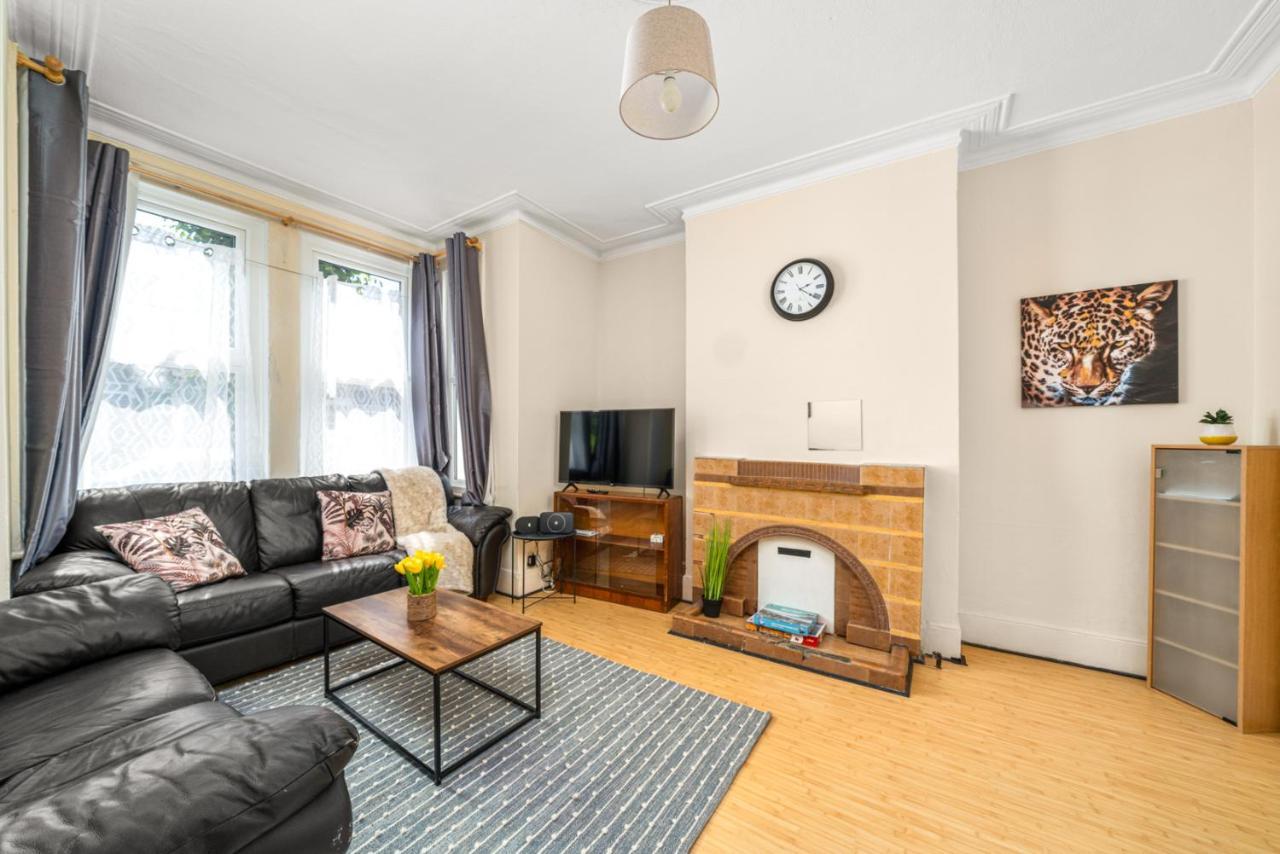 Homely 4-Bedroom Home With 2 Baths & Free Parking 런던 외부 사진
