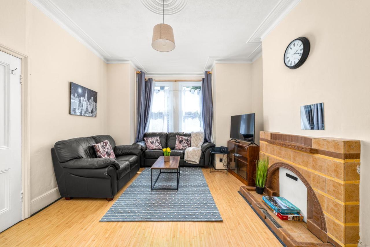Homely 4-Bedroom Home With 2 Baths & Free Parking 런던 외부 사진