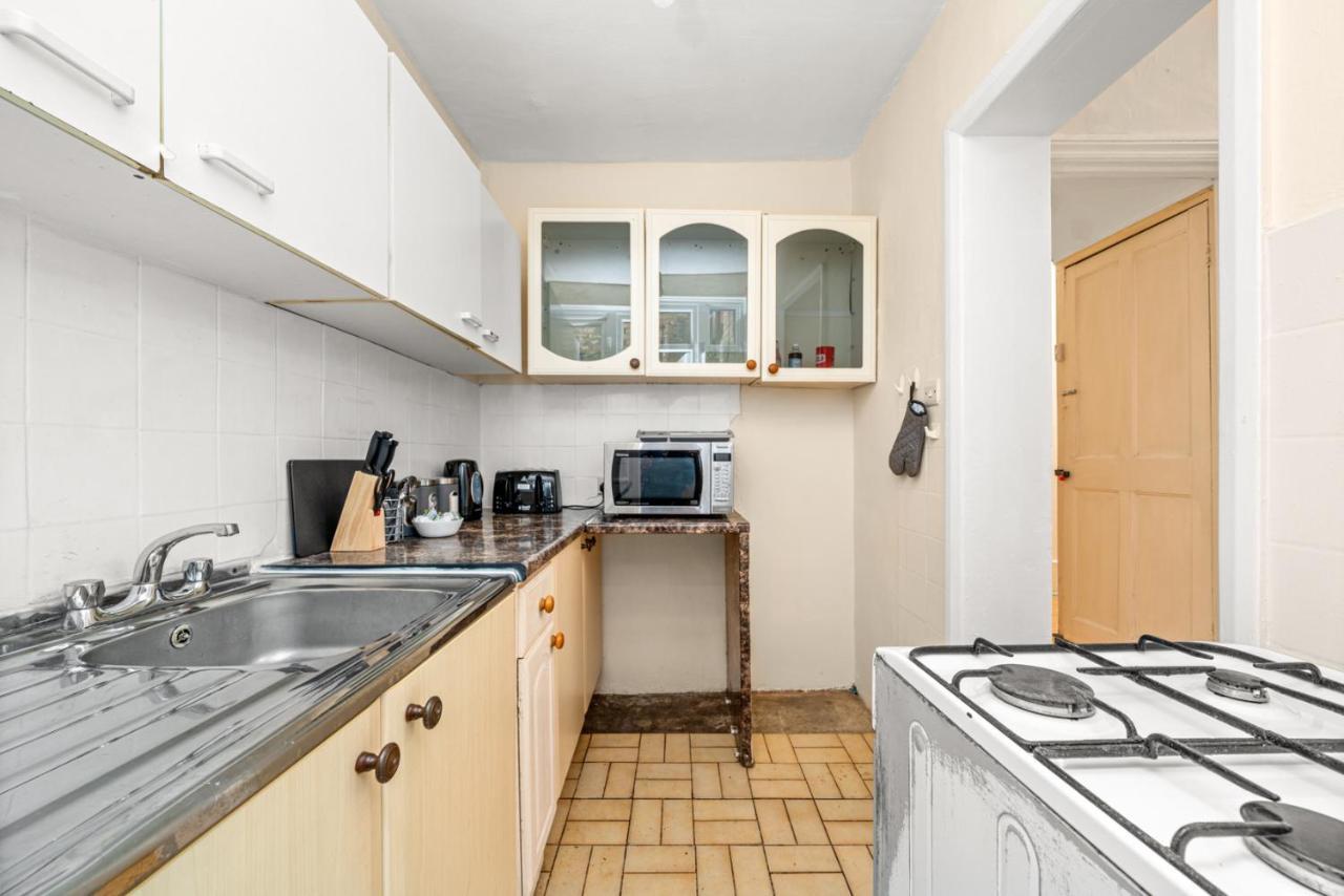 Homely 4-Bedroom Home With 2 Baths & Free Parking 런던 외부 사진