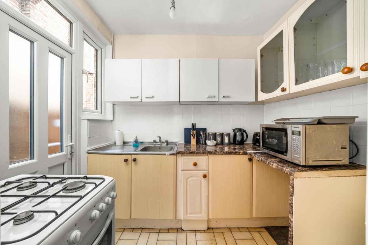 Homely 4-Bedroom Home With 2 Baths & Free Parking 런던 외부 사진