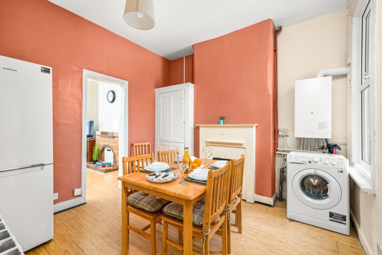 Homely 4-Bedroom Home With 2 Baths & Free Parking 런던 외부 사진