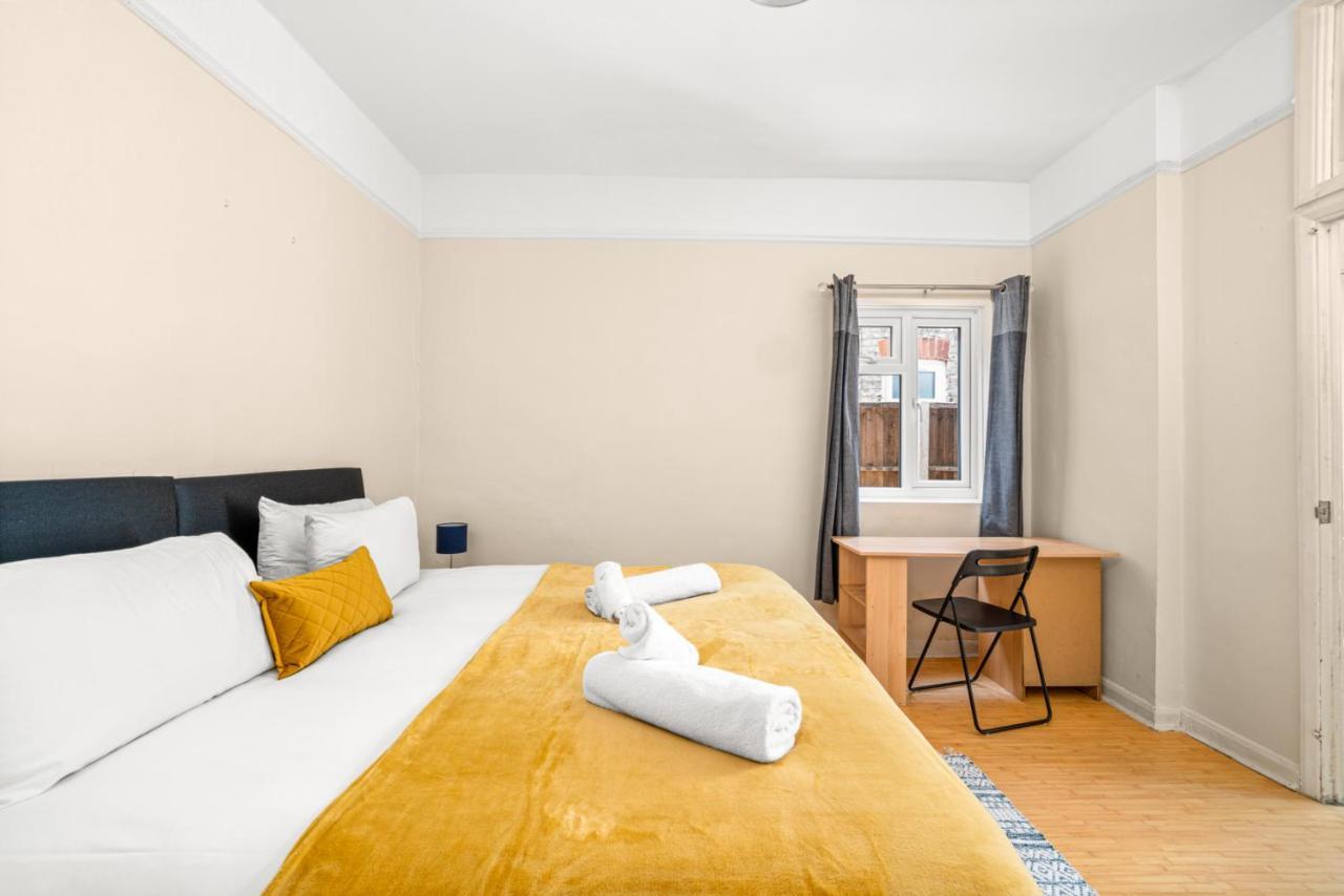 Homely 4-Bedroom Home With 2 Baths & Free Parking 런던 외부 사진