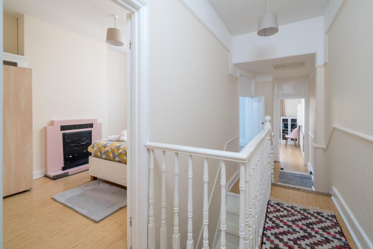 Homely 4-Bedroom Home With 2 Baths & Free Parking 런던 외부 사진