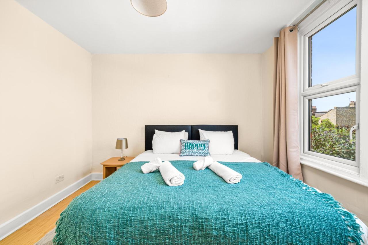 Homely 4-Bedroom Home With 2 Baths & Free Parking 런던 외부 사진