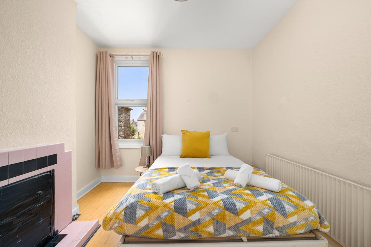Homely 4-Bedroom Home With 2 Baths & Free Parking 런던 외부 사진